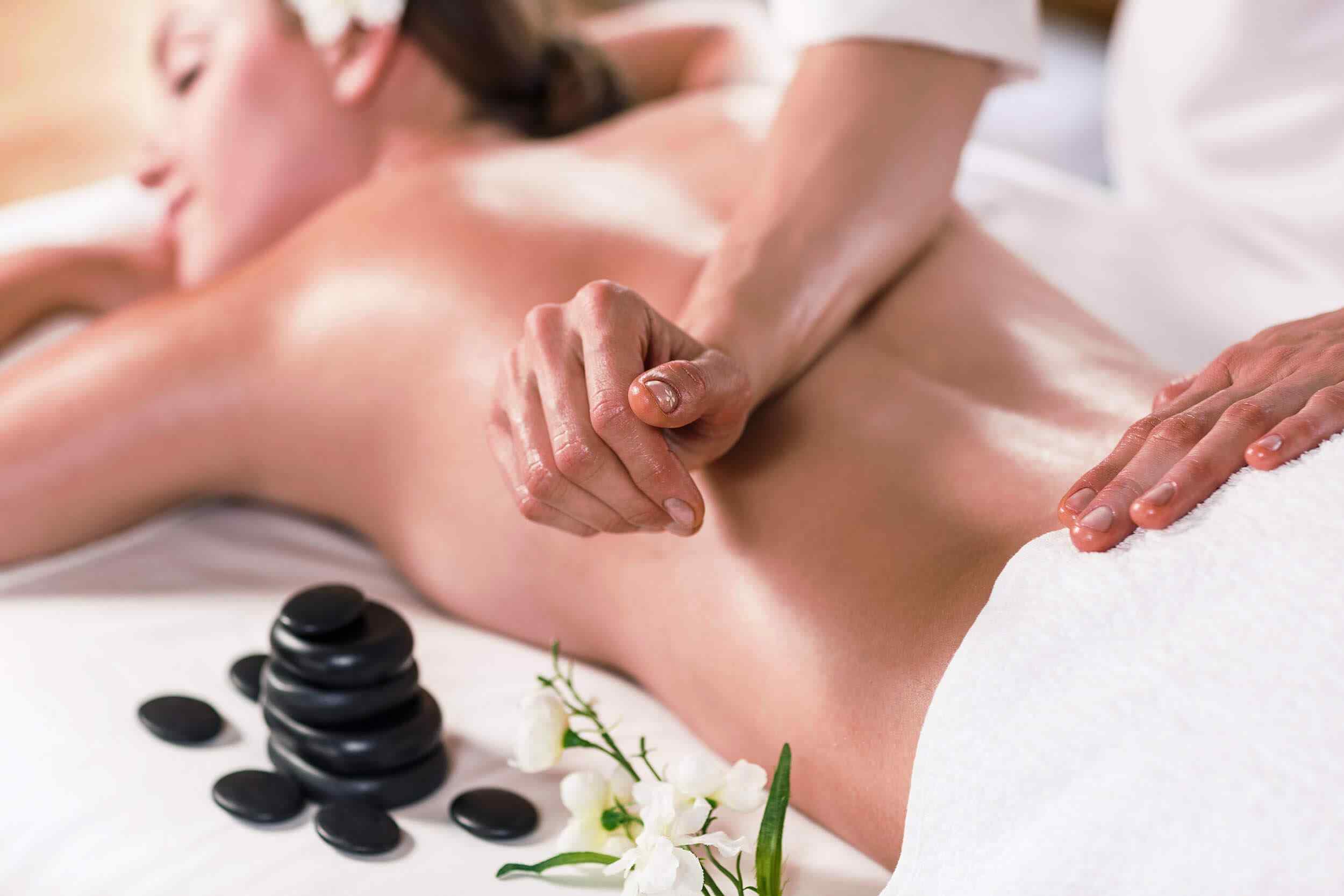 https://thebeautyandaesthetics.com/wp-content/uploads/2018/10/spa-massage-16.jpg