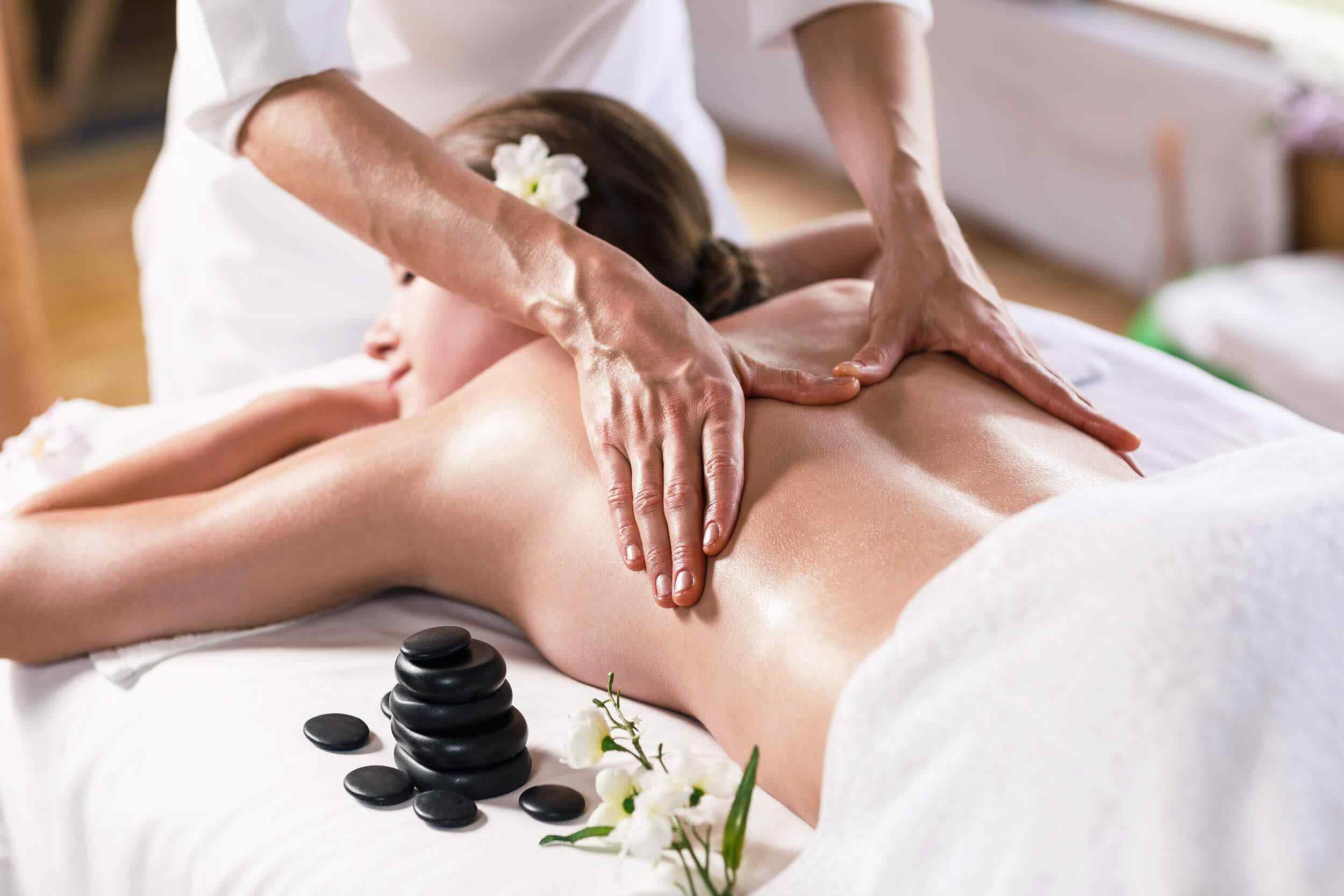https://thebeautyandaesthetics.com/wp-content/uploads/2018/10/spa-massage-17.jpg