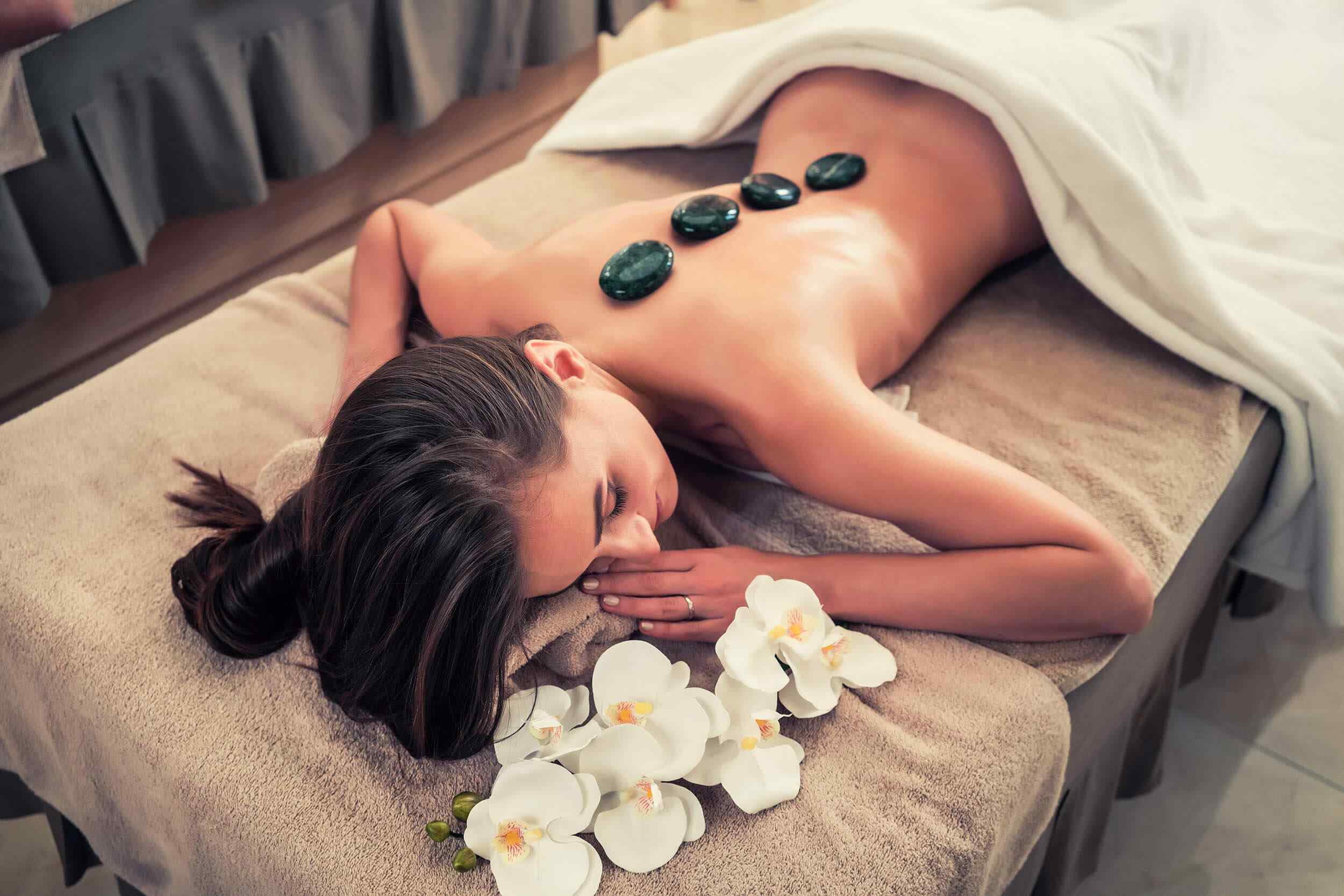 https://thebeautyandaesthetics.com/wp-content/uploads/2018/10/spa-stone-massage-3.jpg