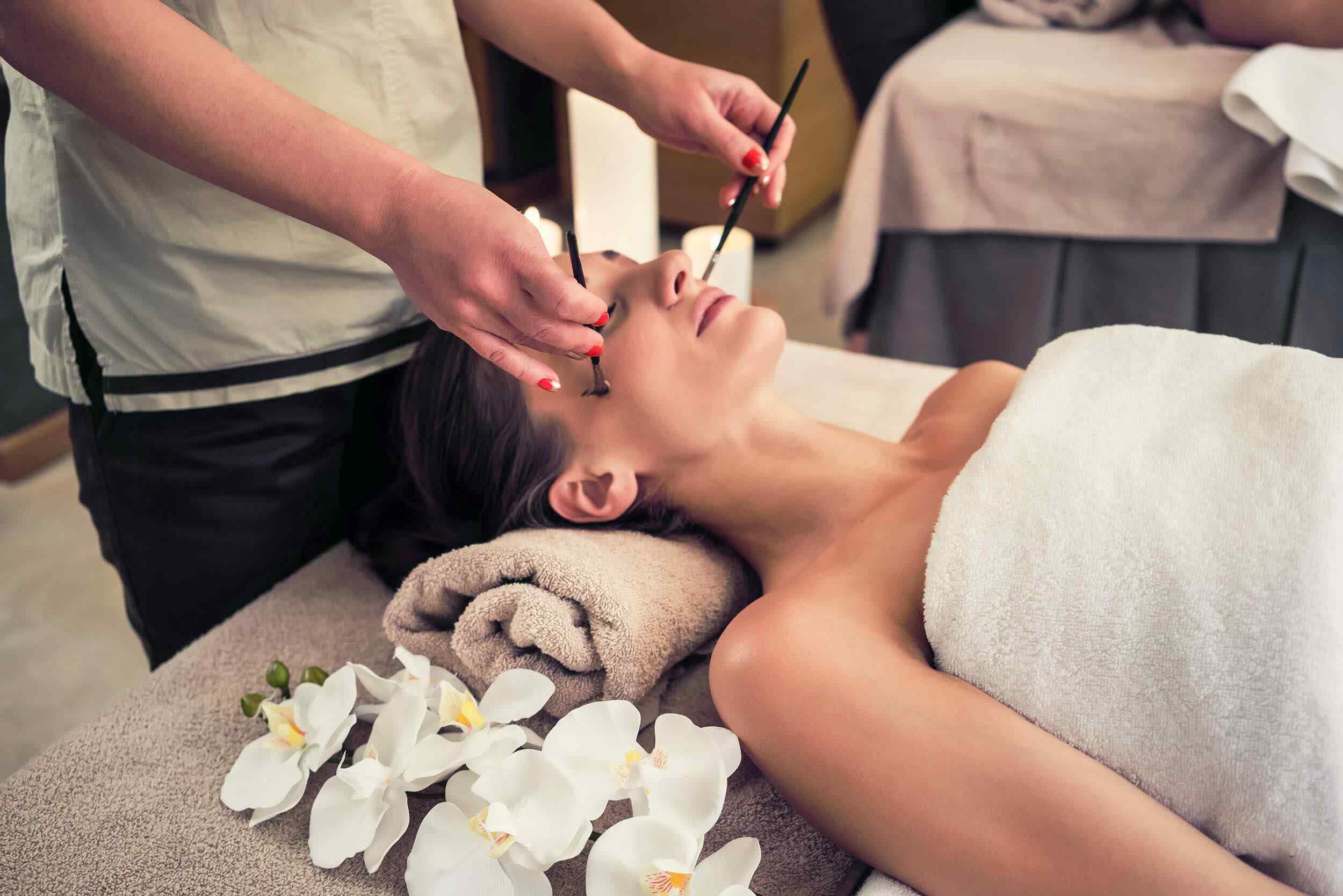 https://thebeautyandaesthetics.com/wp-content/uploads/2018/10/spa-treatment-11.jpg